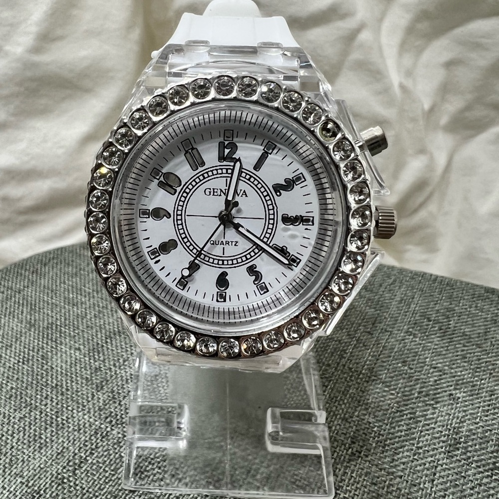 NWOT…GENEVA QUARTZ WATCH, WHITE BAND LED WATCH COLOR CHANGING. AMAZING ☑️